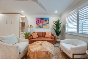 Naples Studio 1 Block to Beach and Restaurants!