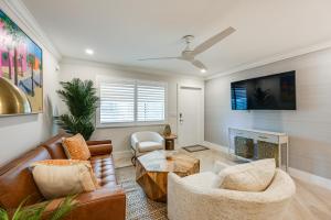 Naples Studio 1 Block to Beach and Restaurants!