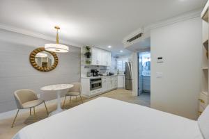 Naples Studio 1 Block to Beach and Restaurants!