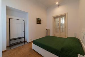 GuestHost - Lungotevere Bright and Elegant Period Apartment