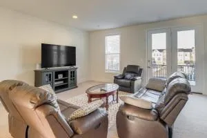 Balcony and Pool Access Modern Gainesville Home - Nokesville