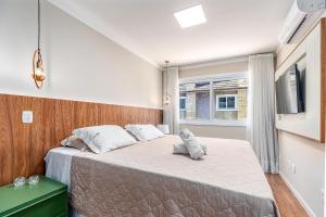 Um refúgio ao lado do Laje de Pedra by Achei