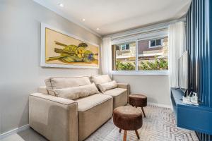 Um refúgio ao lado do Laje de Pedra by Achei