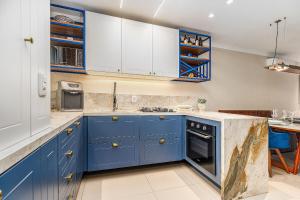 Um refúgio ao lado do Laje de Pedra by Achei