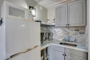 Walk to Shore Wildwood Crest Studio with Pool View!