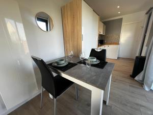 Conteneur Design Avec Jacuzzi - Bord de Forêt