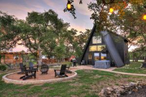 NEW Treehouse at Link Lane 2 Acres w Hot Tub
