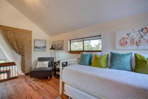 NEW Treehouse at Link Lane 2 Acres w Hot Tub