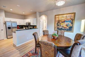 NEW Oak Lodge at Little Ranches 5 min to Square