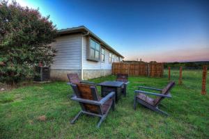 NEW Oak Lodge at Little Ranches 5 min to Square