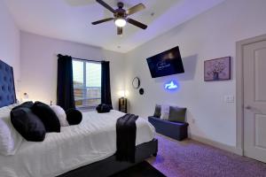 Central Houston Stay - Walk to NRG Stadium, Relax by the Pool, and More!