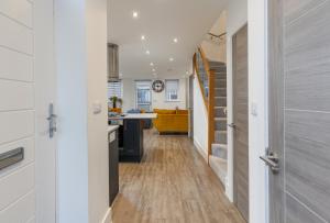 Jollys-Contemporary Beachfront Property, Pet Friendly with optional Hot Tub