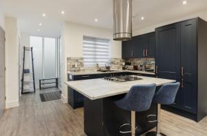 Jollys-Contemporary Beachfront Property, Pet Friendly with optional Hot Tub