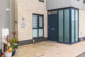Jollys-Contemporary Beachfront Property, Pet Friendly with Hot Tub