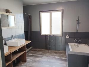 Maisons de vacances La Maison des Hirondelles, piscine, billard, ping pong, 3 terrasses et jardin : photos des chambres