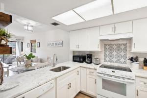 End Unit - Renovated Resort Views and Close to the Lobby