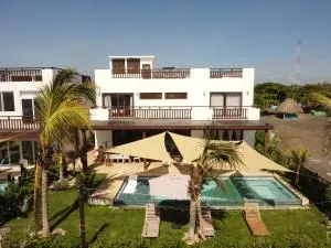 BungaLoose Casa Nazaré Oceanfront - Sipacate