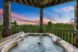 Magestica - Luxury Lodge -Wedding Retreats and Getaways - Premiere Smoky Mountain Views Gatlinburg-Pigeon Forge- Outdoor Pool - Arcade Room - Luxury Lodge Compound