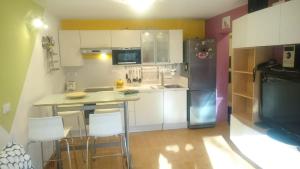 Colorful City Center Apartment - Parking Available