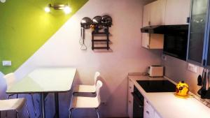Colorful City Center Apartment - Parking Available 