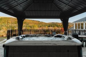 Majestic views Hot tub Firepit Games Sleeps 14