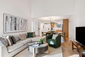 True Ski in Out 5 BDR with Stunning Mountain Views