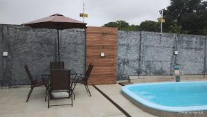 Casa com piscina e hidromassagem praia Enseada.