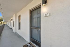 Close to the Lobby and Pool - Peaceful Views and Comfy Furnishings