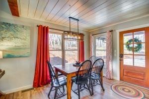 Hot Tub and Movie Room Updated Cabin in Ellijay!