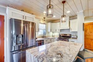 Hot Tub and Movie Room Updated Cabin in Ellijay!