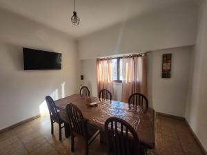 Casa con 2 dormitorios, pileta, parrilla y cocheras