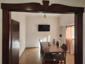 Casa con 2 dormitorios, pileta, parrilla y cocheras