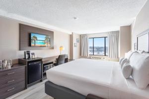 King Room - Non-Smoking room in Harborside Hotel