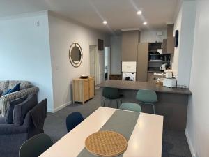 Chic 2 Bedroom Apartment in Art Deco Napier