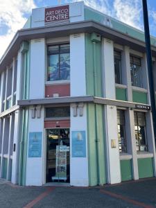 Chic 2 Bedroom Apartment in Art Deco Napier