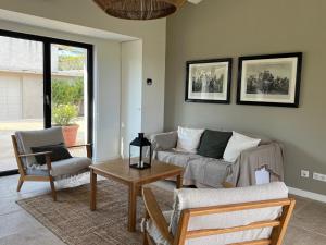 Maisons de vacances EcoLodge romantique proche Lourmarin Piscine Privee Borne recharge : photos des chambres