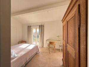 Maisons de vacances EcoLodge romantique proche Lourmarin Piscine Privee Borne recharge : photos des chambres