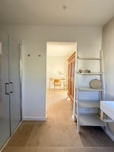Maisons de vacances EcoLodge romantique proche Lourmarin Piscine Privee Borne recharge : photos des chambres