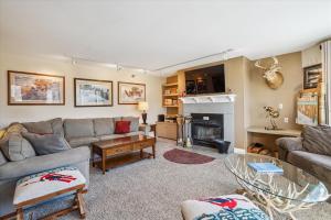 Beautifully Decorated 2-Bedroom Condo with Sports Center, Pool, Hot Tub & Stunning Mountain Views Highridge A6