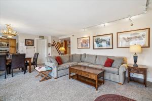 Beautifully Decorated 2-Bedroom Condo with Sports Center, Pool, Hot Tub & Stunning Mountain Views Highridge A6