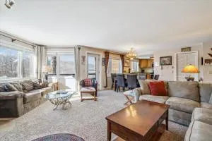 Beautifully Decorated 2-Bedroom Condo with Sports Center, Pool, Hot Tub & Stunning Mountain Views Highridge A6 - Quechee