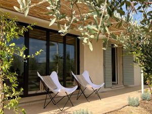 Maisons de vacances EcoLodge romantique proche Lourmarin Piscine Privee Borne recharge : photos des chambres