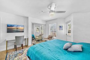 Townhouse 1 Block From Bay With Yard & Parking