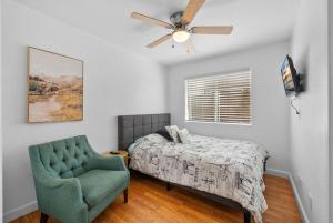 Townhouse 1 Block From Bay With Yard & Parking