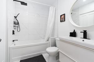 Luxury Old Montreal Parking with Yard Patio 10 Guests