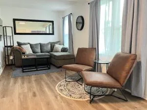 Modern & Renovated 3BD1BA Home Quiet & Cozy - Center Line