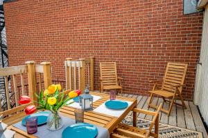 Luxurious Old Montreal Parking Patio 10 Guests