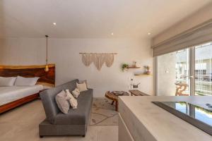 Jungle Chic King Studio with Pool