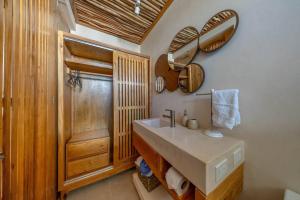 Jungle Chic King Studio with Pool