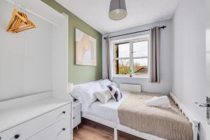 Tattenhoe House with Free Parking, Fast Wifi, Garden and Smart TV by Yoko Property